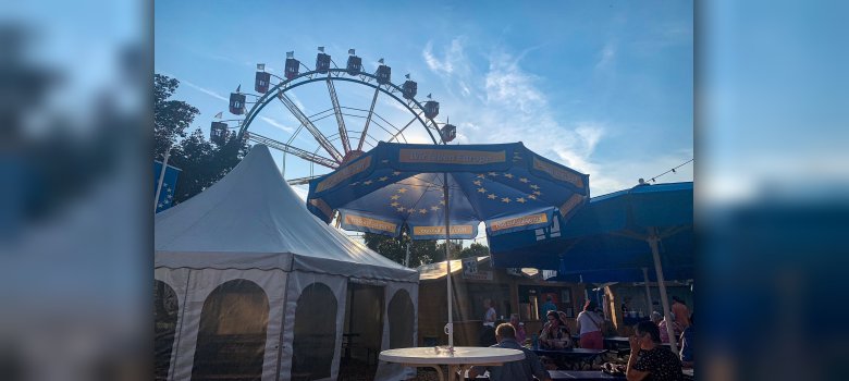 Zelte und Riesenrad