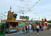 Anthonys Abenteuer Kinderfahrgeschäft mit Menschen die davor anstehen