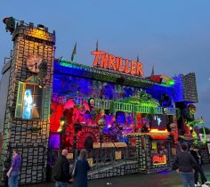 Geisterbahn "Thriller" Geisterbahn, die von außen wie ein Schloss aussieht