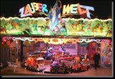 Kinderkarussell Zauberwelt Beleuchtetes Kinderkarussell bei Nacht
