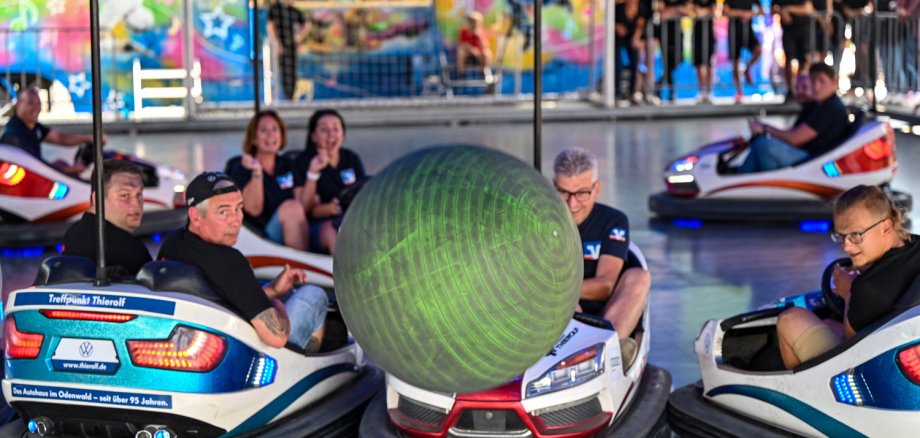 Autoscooter-Fahrer mit Ball