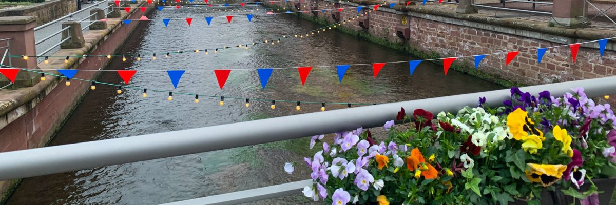 Erbacher Frühling Brückenschmuck Mit Wimpelkette geschmückte Brücke