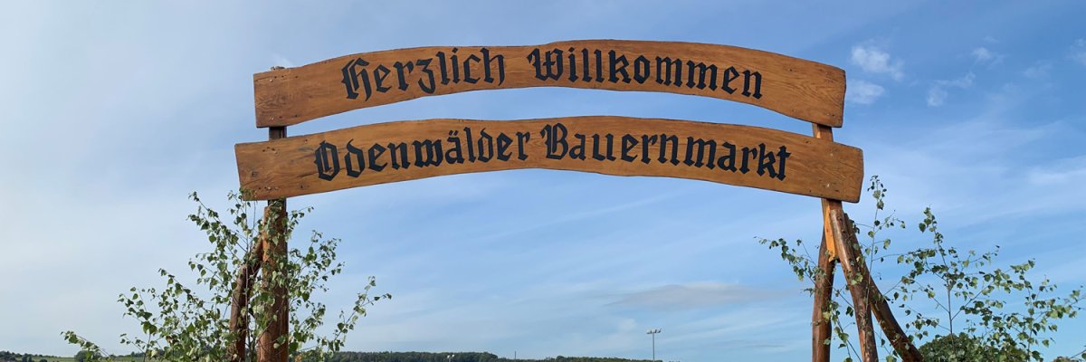 Holz-Schilder mit Begrüßungsschriftzug