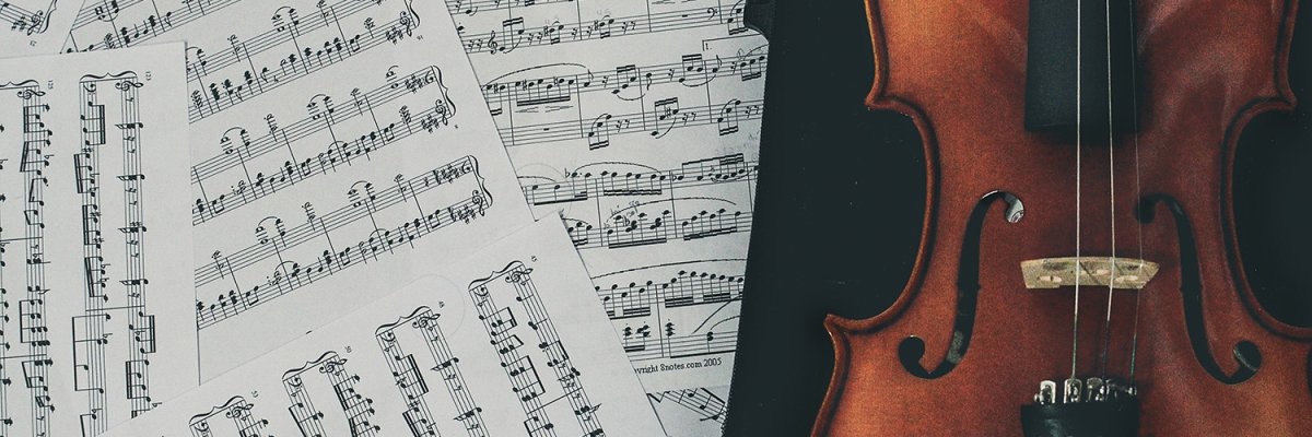 Violine mit Notenblättern