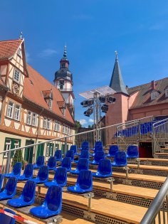 Blaue Sitze auf Tribünenelement