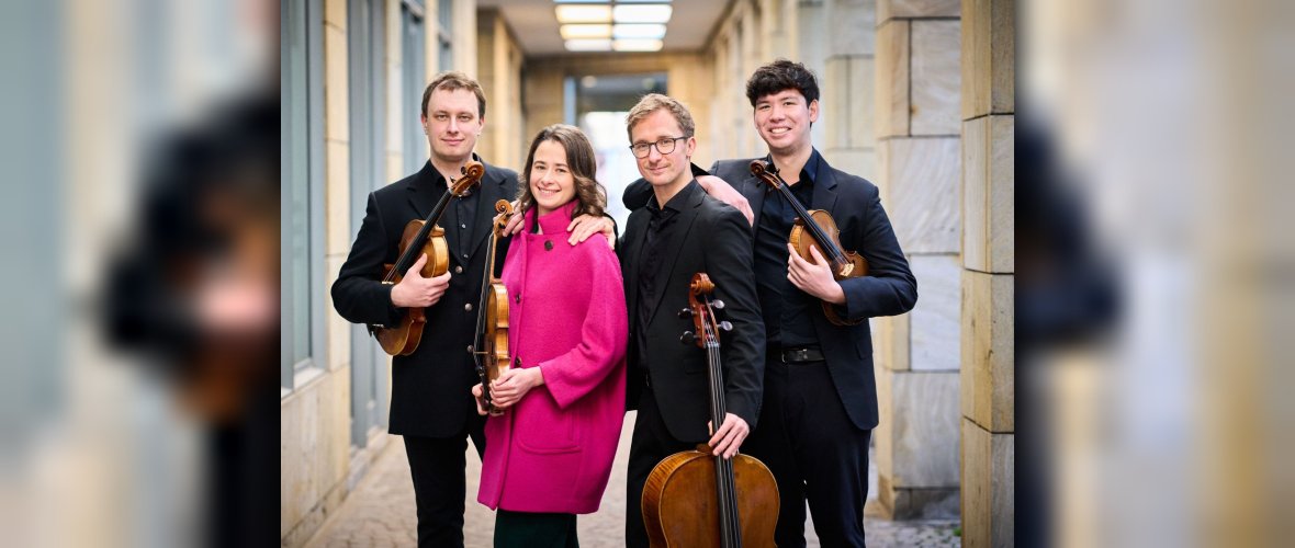 Eliot Quartett Vier Musiker - drei Männer und eine Frau - mit ihren Streichinstrumenten