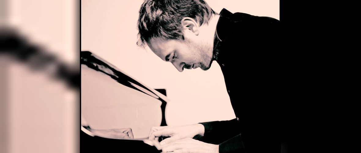 Herbert Schuch Ein Musiker sitzt am Piano und spielt darauf