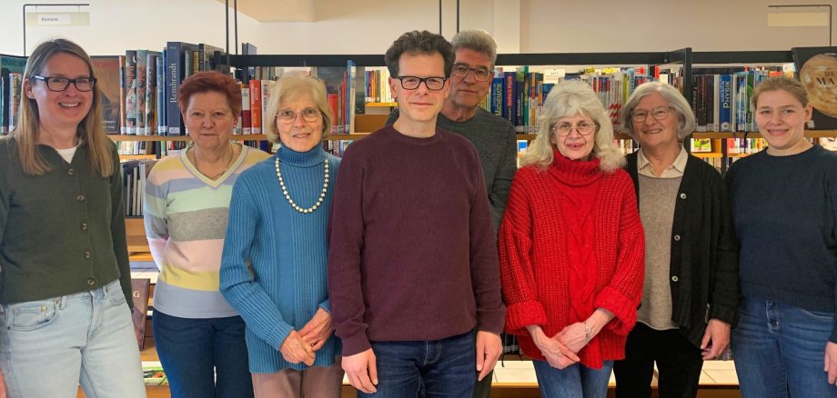 Das Team der Stadtbücherei vor Büchern