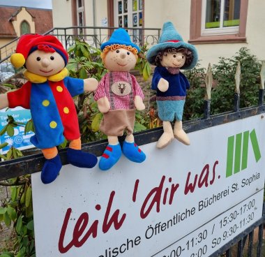 Handpuppen auf Zaun
