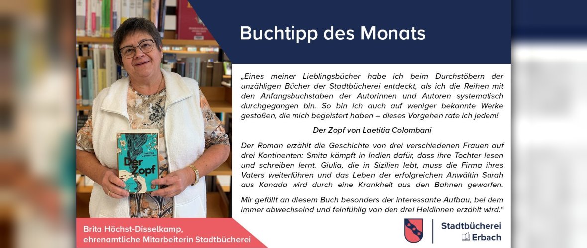 Buchtipp Stadtbücherei Frau hält Buch hoch und steht vor Bücherregal
