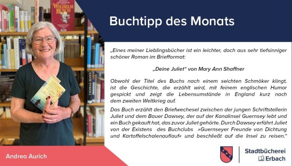 Frau hält Buch hoch und steht vor Bücherregal