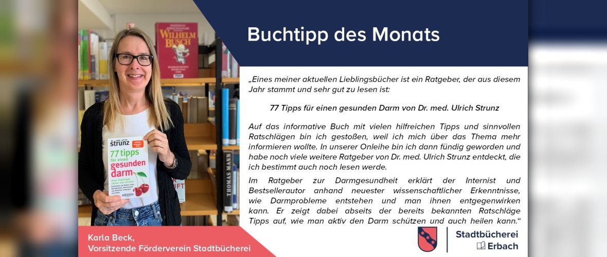 Frau hält Buch in Kamera und steht vor Büchrregal, recht steht Text