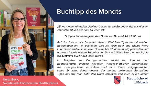 Buchtipp des Monats von Karla Beck Frau hält Buch in Kamera und steht vor Büchrregal, recht steht Text