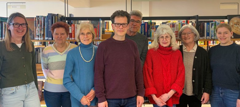 Das Team der Stadtbücherei vor Büchern