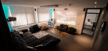 Gemütliche Sitzecke im Jugendtreff Sofas und andere Sitzmöglichkeiten in Raum