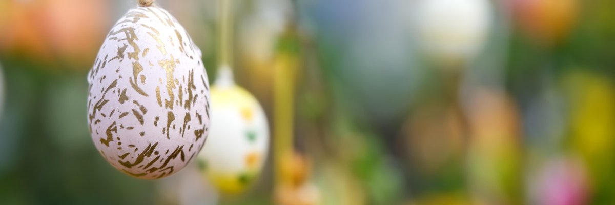 Ostereier in Großaufnahme an einem Ast hängend