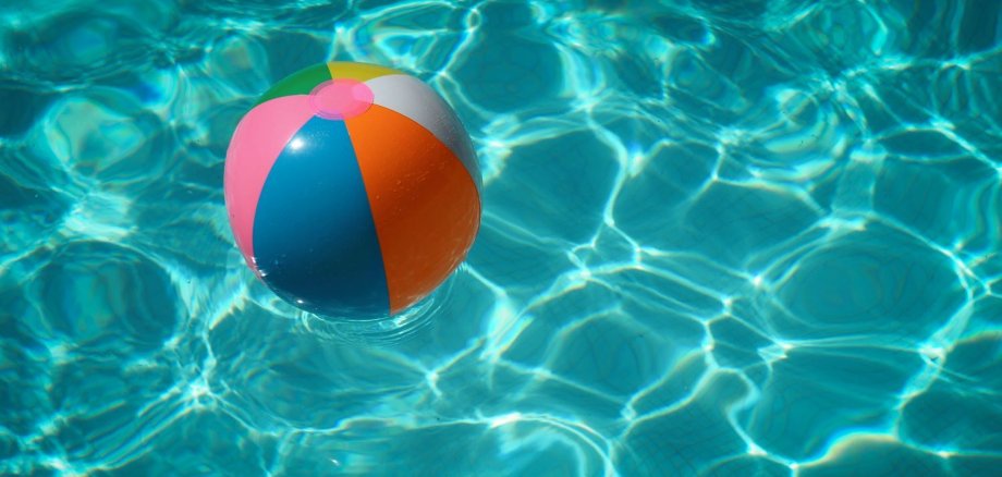 Bunter aufblasbarer Ball in Pool