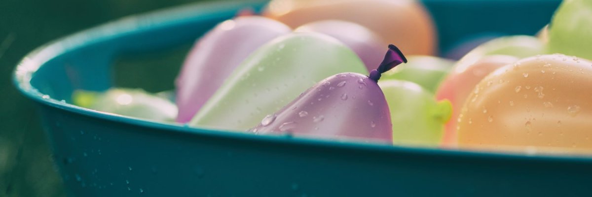 Bunte Wasserballons in Eimer