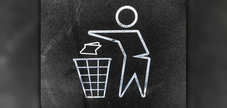 Gezeichnete Figur wirft Müll in Mülltonne