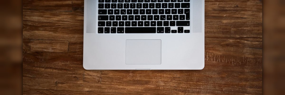 Tastatur eines Laptops auf Holztisch