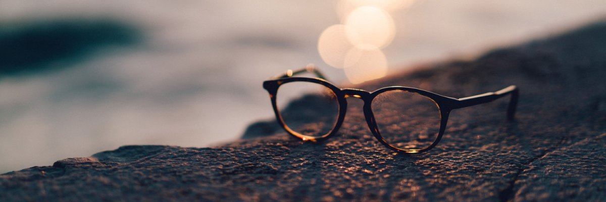 Brille vor Sonnenuntergang auf Mauer