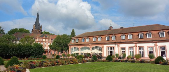 Blick auf historisches Gebäude und Garten