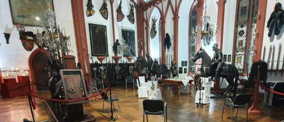 Rittersaal mit Rüstungen und Wappen