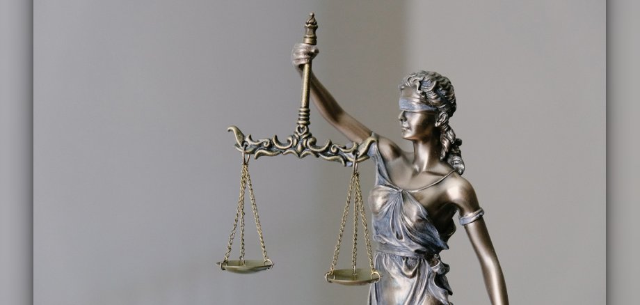 Figur mit verbunden Augen und Waage