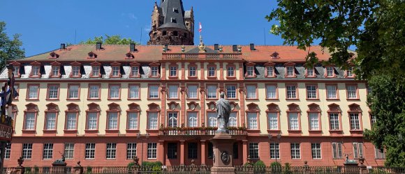 Blick auf Schloss mit Statue im Vordergrund