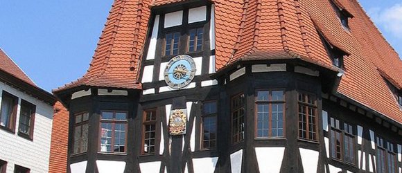 Außenansicht auf historisches Rathaus