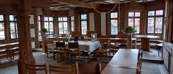 Trausaal mit Holzstühlen