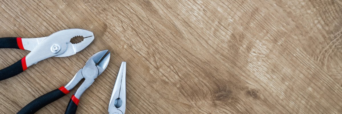 Verschiedene Zangen auf Holztisch