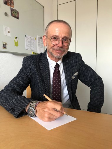 Rentenberater Horst Uebel Mann mit Stift und Block an Schreibtisch
