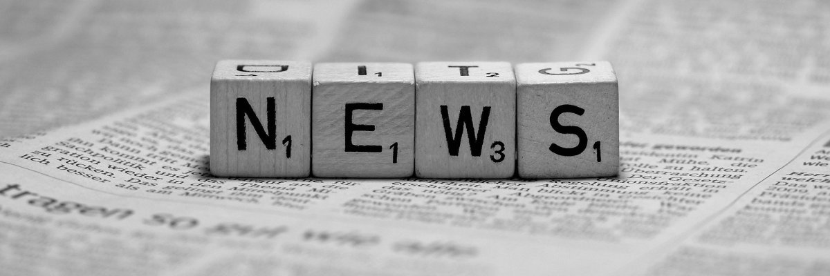 Scrabble-Steine, die "News" schreiben