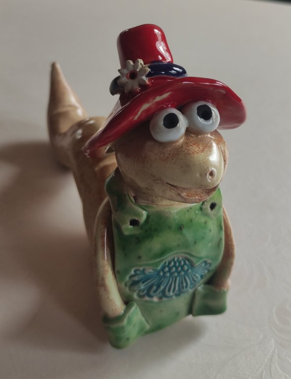 Wurm aus Ton mit Hut