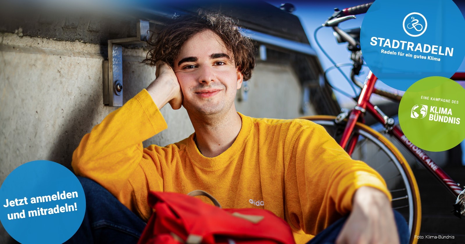 Mann mit Fahrrad im Hintergrund