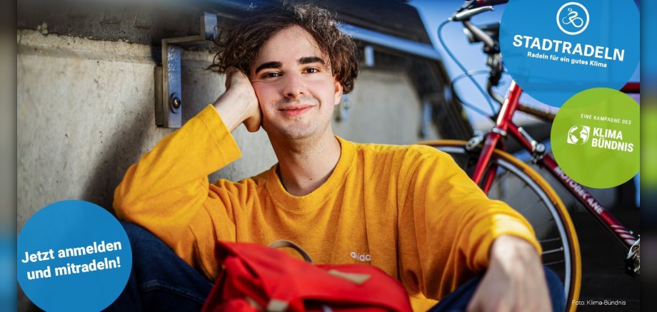 Mann mit Fahrrad im Hintergrund