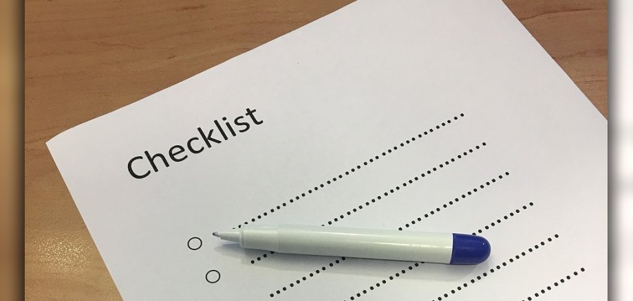 Checkliste mit Kugelschreiber