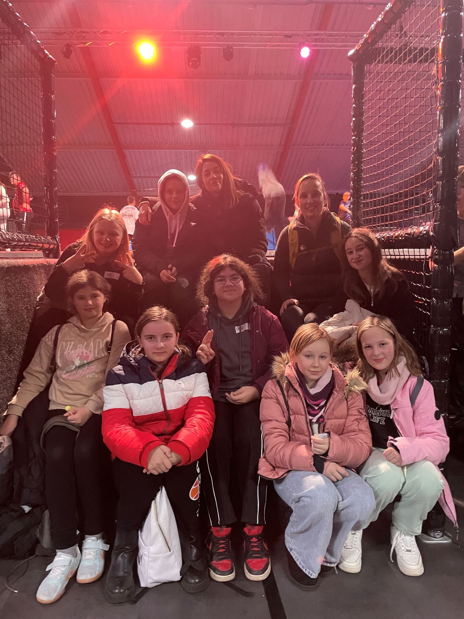 Gruppenbild von Mädchen in Trampolinhalle