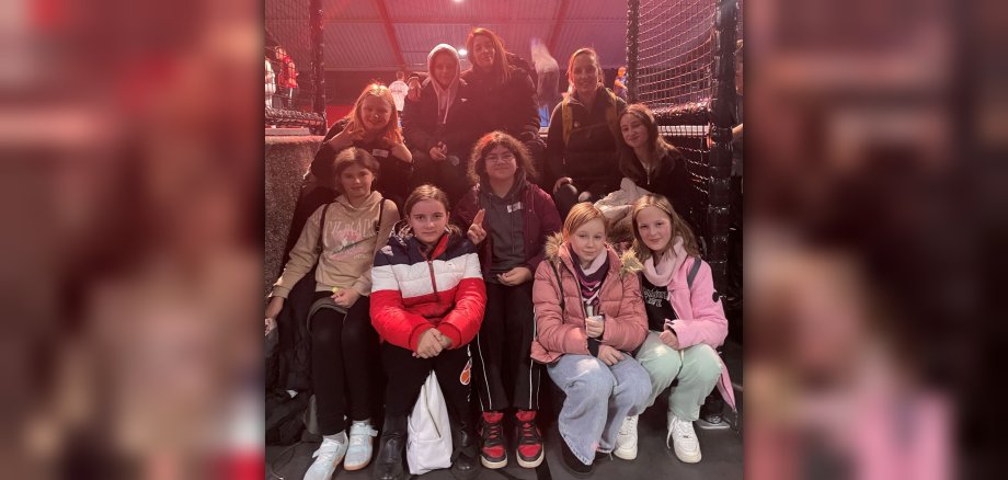 Gruppenbild von Mädchen in Trampolinhalle