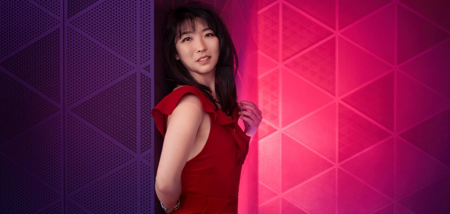 Claire Huangci Portraitbild Frau vor buntem Hintergrund