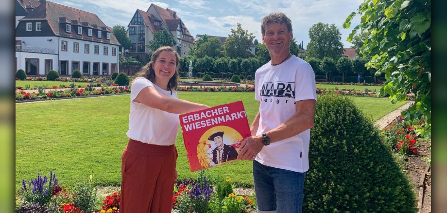 Gewinnerziehung Frühstück im Riesenrad Mann und Frau ziehen Zettel aus Kiste