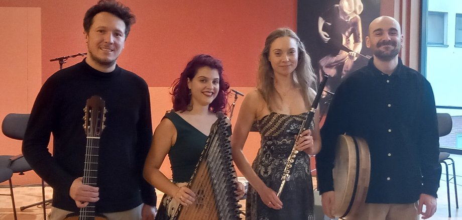 Musikerinnen und Musiker mit Instrumenten