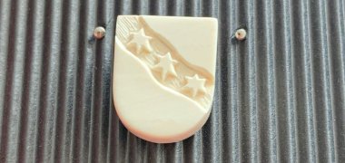Kleine Anstecknadel aus Elfenbein in Wappenform
