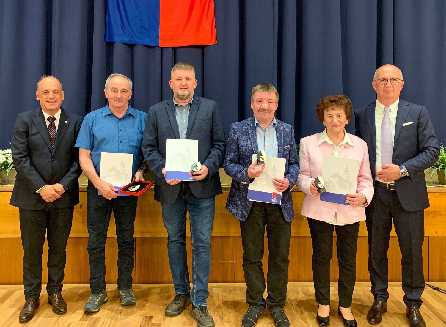 Gruppenbild von Menschen, die eine Auszeichnung erhalten haben 