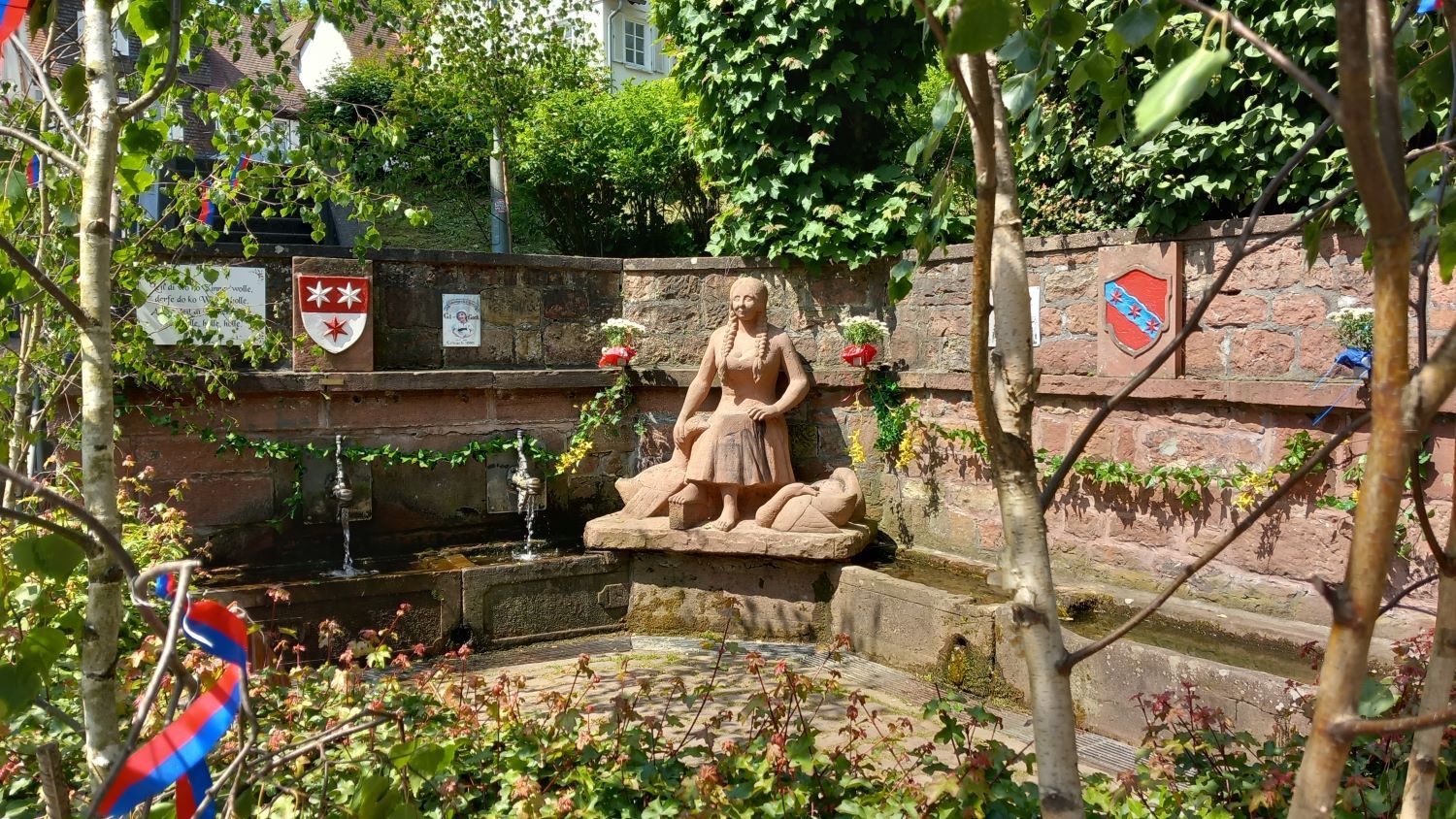 Mit Birkenästen und Bändern geschmückter Brunnen 