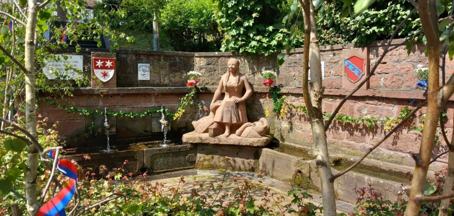 Pfingstbrunnenschmücken 2023 - Gänsgretelbrunnen Mit Birkenästen und Bändern geschmückter Brunnen