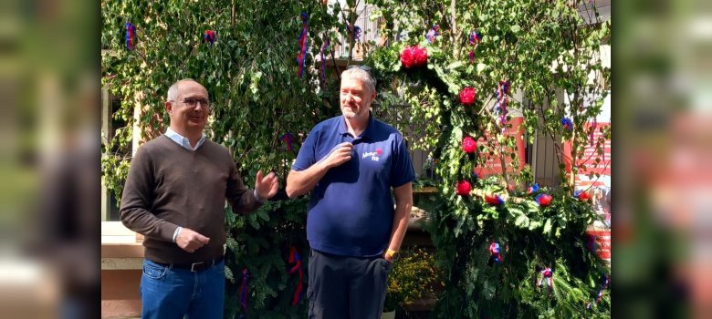 Pfingstbrunnenschmücken 2023 - Schlossgrabenbrunnen Zwei Männer vor geschmückten Brunnen