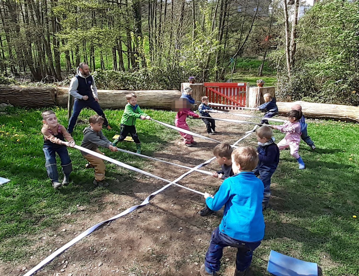 Kinder spielen Tauziehen in der Natur