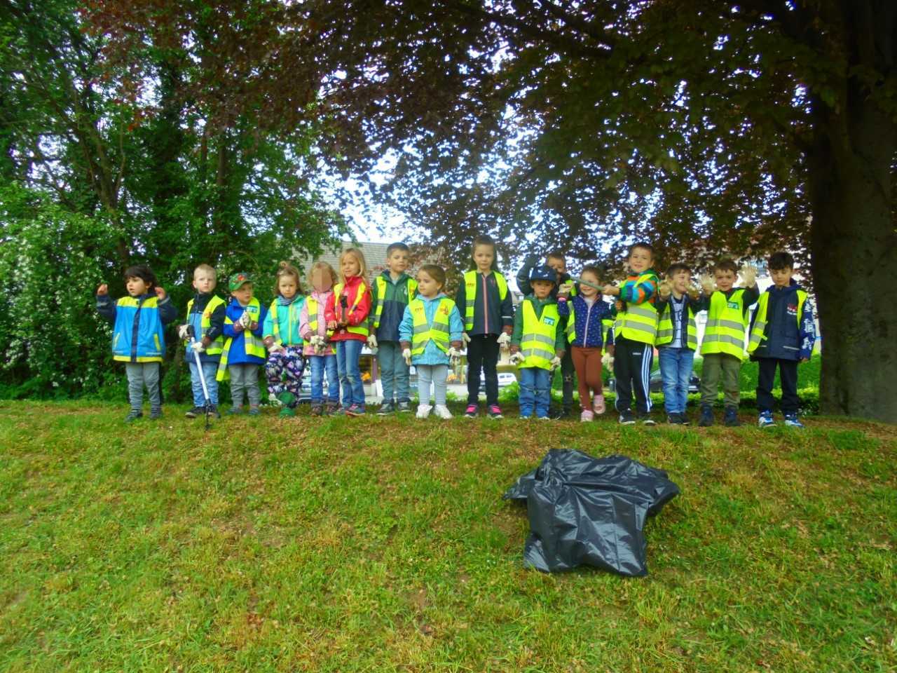 Gruppenbild von Kitakinder mit Müllsack
